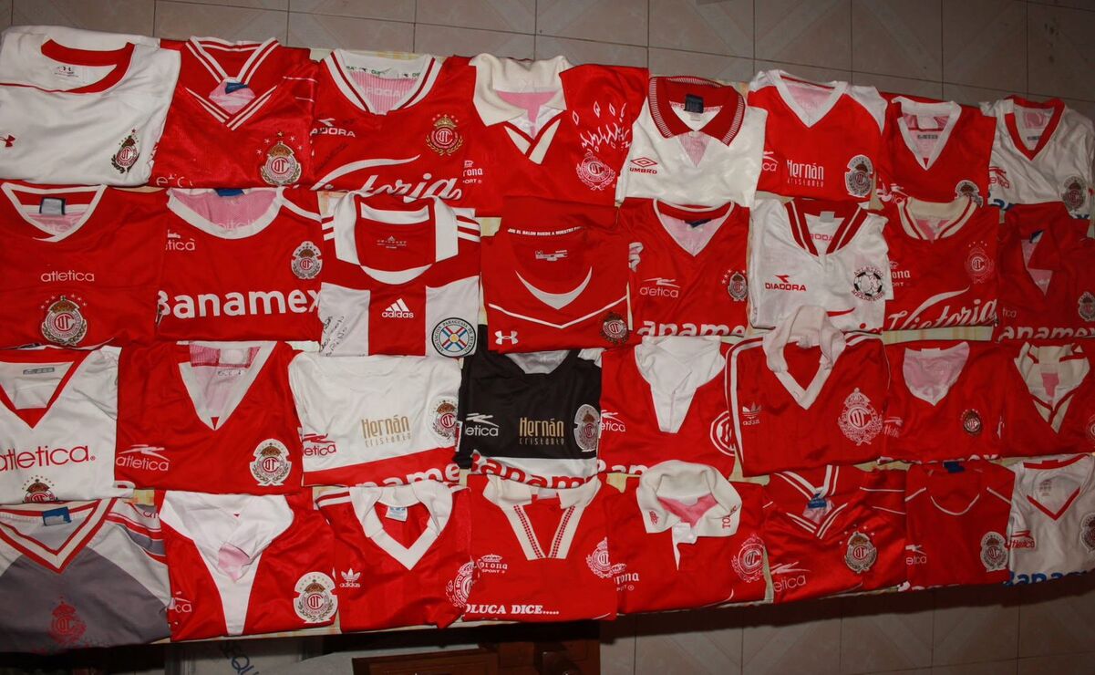 Martínez Cervantes o ha reunido más de 200 camisetas autografiadas del Toluca. Foto: Alejandra Santillán.