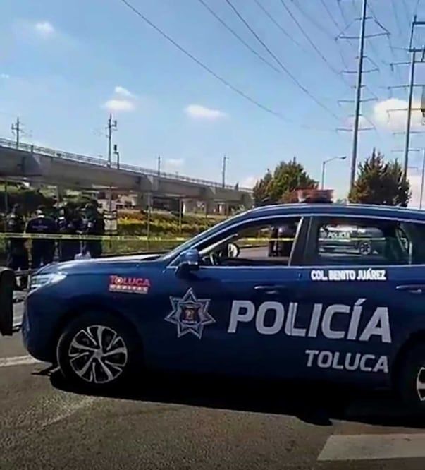 Tras un operativo implementado en la zona, el autobús fue localizado abandonado en la delegación de el Seminario en Toluca. Foto: especial