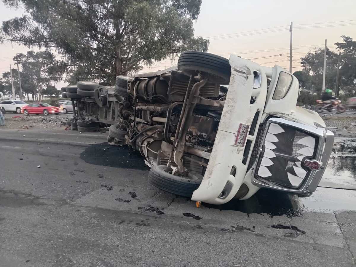 Debido a que parte de la mercancía quedó “regada” en el asfalto uno de los carriles permaneció bloqueado lo que generó tráfico vial en la zona. Foto: especial