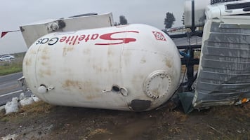 Volcadura de pipa de gas LP paraliza la autopista Peñón-Texcoco