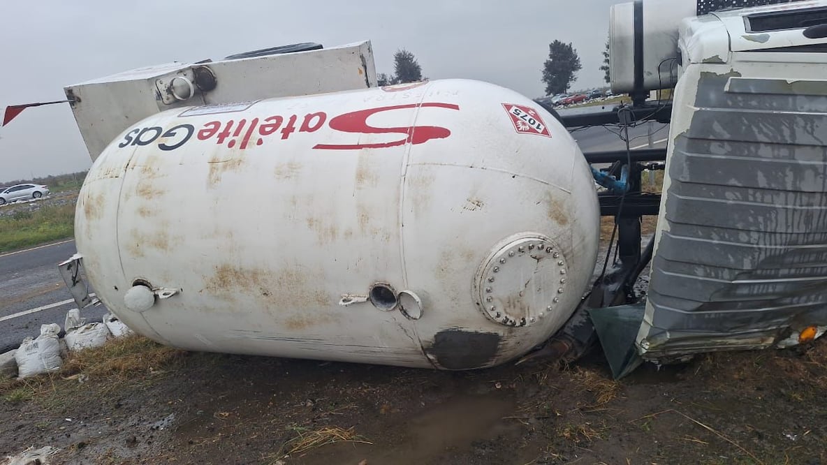 El accidente generó filas kilométricas que alcanzaron los límites con Nezahualcóyotl, afectando una de las arterias principales hacia el aeropuerto. Foto Especial