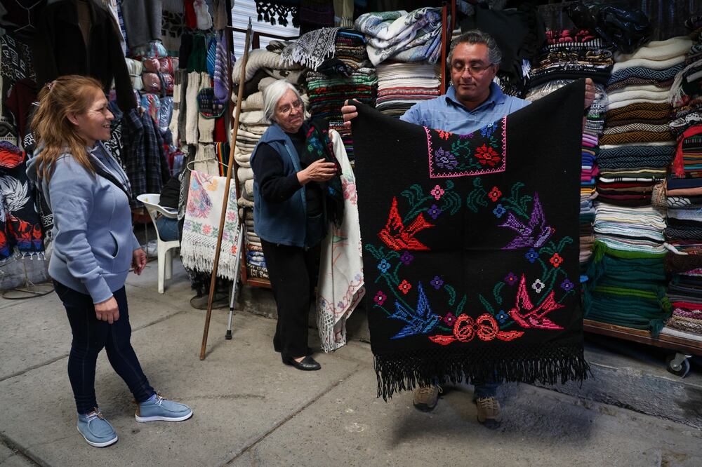 De la noche del viernes al domingo, y de la tarde del lunes al martes, es cuando registran sus mayores ventas. Foto Luis Camacho