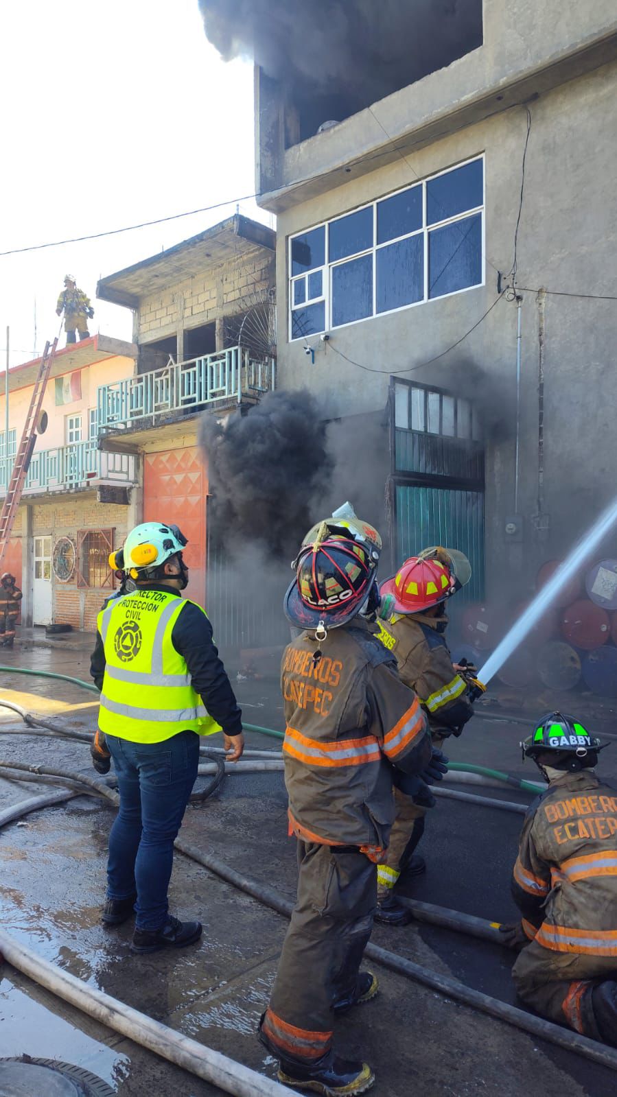 El fuego consumió salas, colchones y hule espuma/ Foto Especial