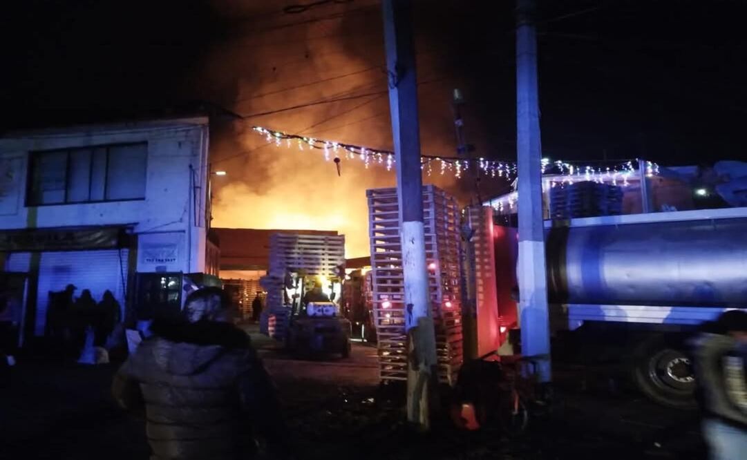 Los vulcanos llegaron a la bodega de madera ubicada en el Acueducto esquina con la Avenida del Río para sofocar el incendio. Foto: Especial