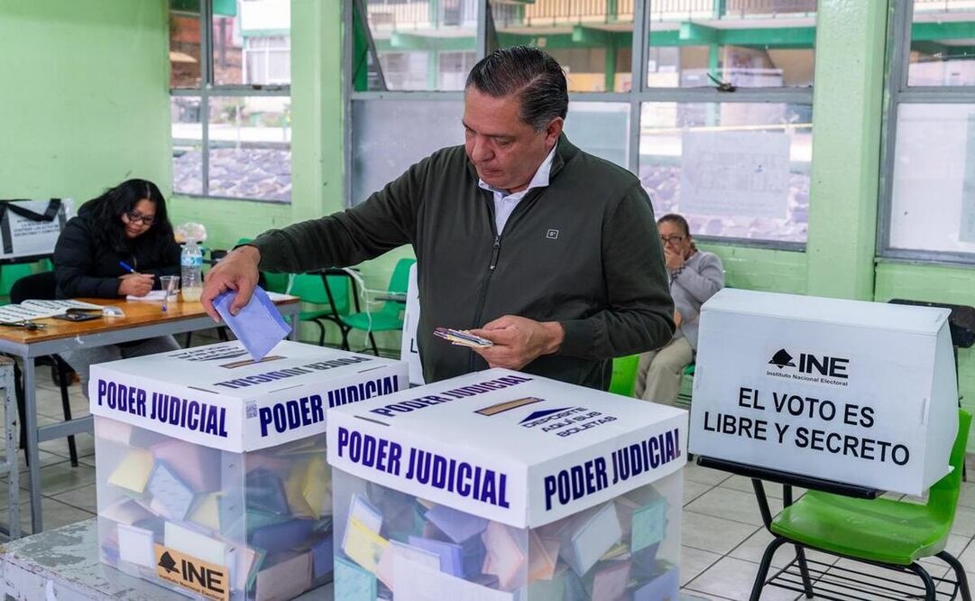 El presidente municipal de Toluca, Ricardo Moreno Bastida, ejerció su voto en la Jornada Electoral Judicial / Foto: Especial