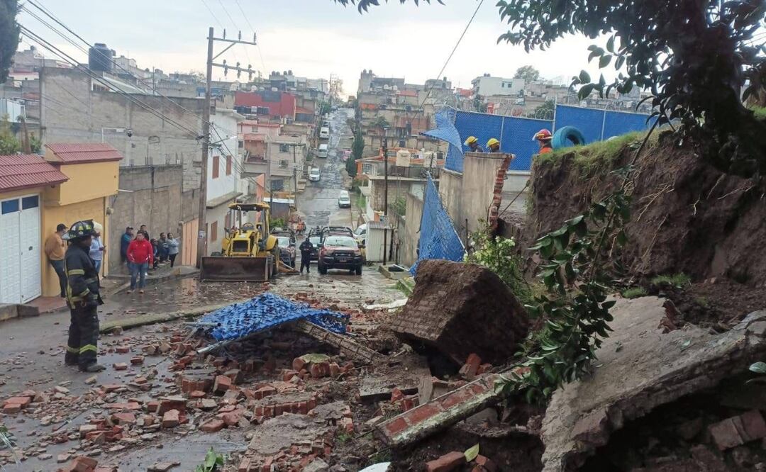 En Atizapán: Los escombros de la barda de la escuela "Niño Artillero" son removidos tras el derrumbe causado por las lluvias. Foto: Especial