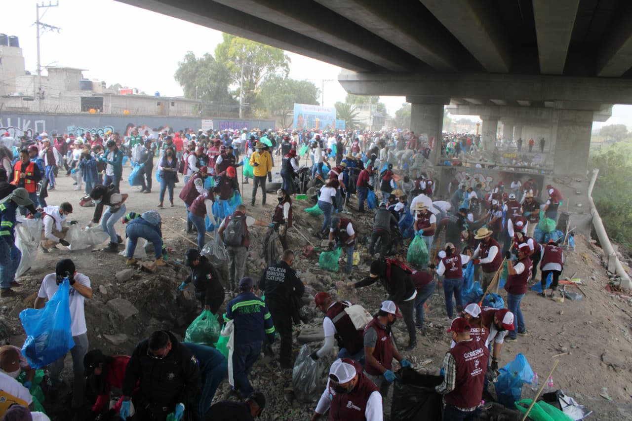 Para romper el Récord Guinness del mayor número de personas que recogen basura simultáneamente participaron más de 150 mil personas, la cuales se congregaron en 302 puntos de Ecatepec Foto Darío Luna EL UNIVERSAL