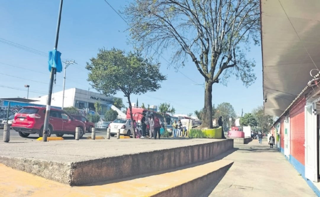 Por las tardes, cuando la vigilancia disminuye, se han visto algunos vendedores informales / Foto Macrina Vázquez