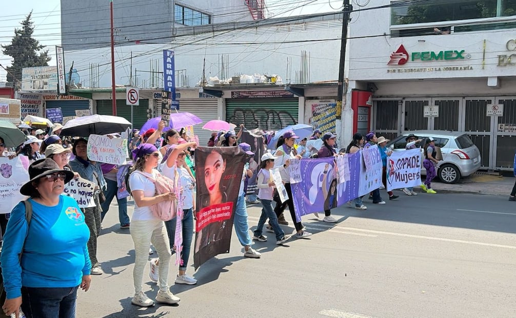 Integrantes de diversos colectivos feministas parten del Puente de Fierro bajo el lema "La periferia existe porque resiste". Foto Especial