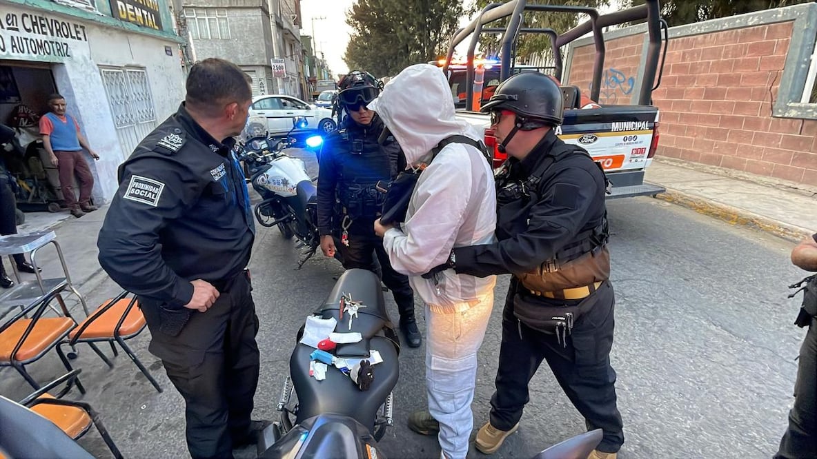 En la colonia El Chamizal, fue detenido Alejandro “N” mientras manipulaba autopartes de una moto robada en 2019; enfrentará cargos por encubrimiento por receptación. Foto Especial