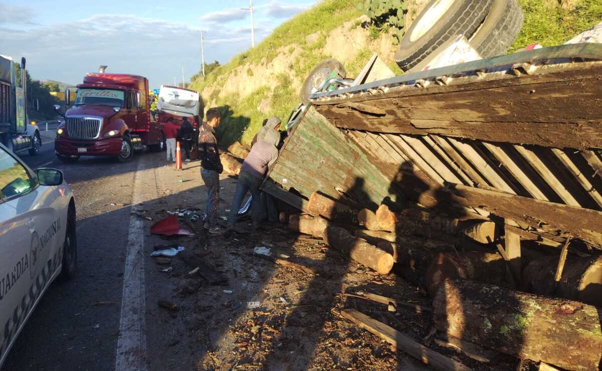 El chofer de un autobús de pasajeros intentó esquivar los troncos y chocó / Foto Especial