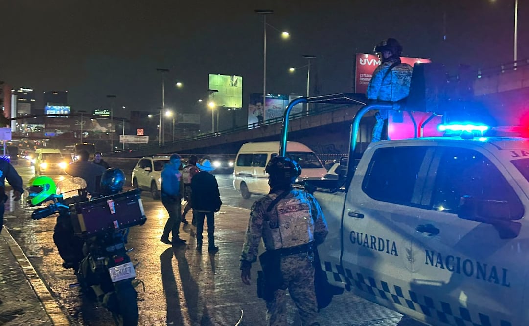 Unidades del transporte público de Melchor Ocampo estacionadas sobre los carriles centrales de Periférico Norte paralizaron el tráfico hacia la CDMX. Foto Especial