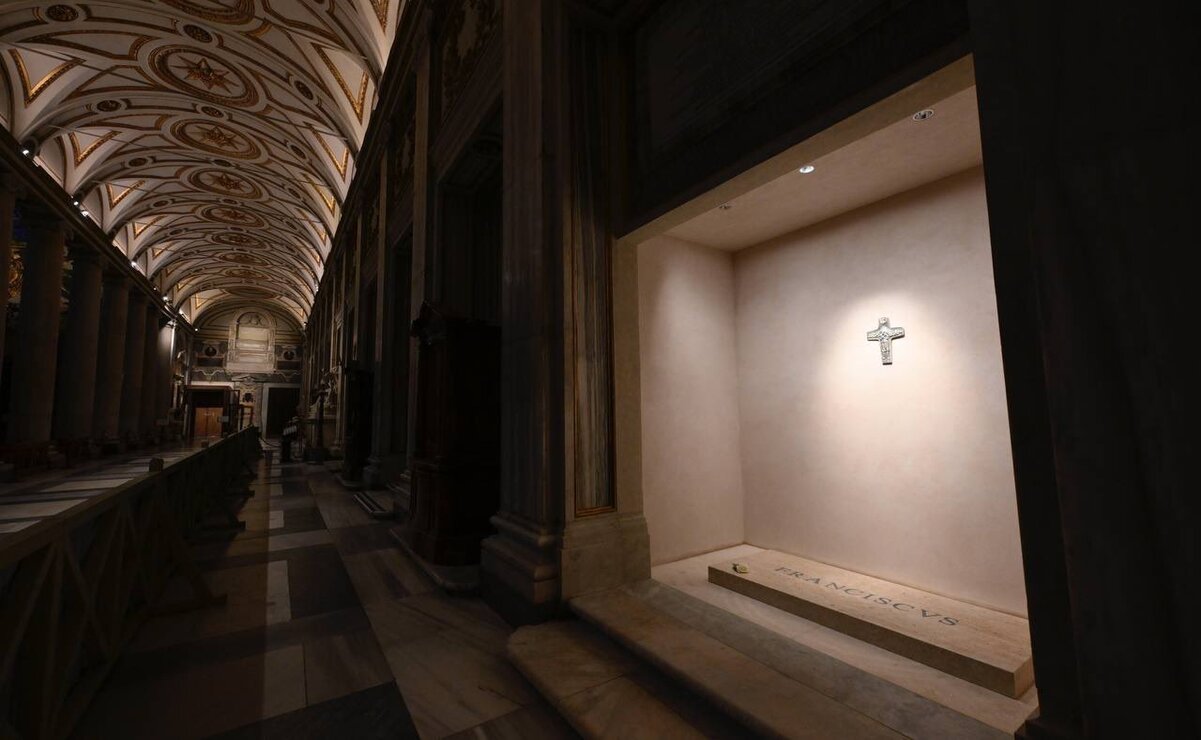Miles visitan la tumba del Papa Francisco en Santa María la Mayor