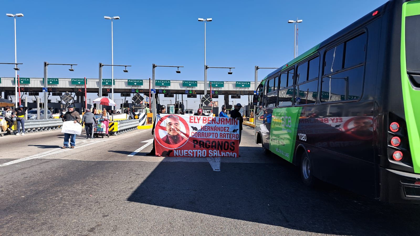 La falta de pago a los trabajadores de SAPASE ha desencadenado una serie de protestas en diferentes casetas. Foto Especial