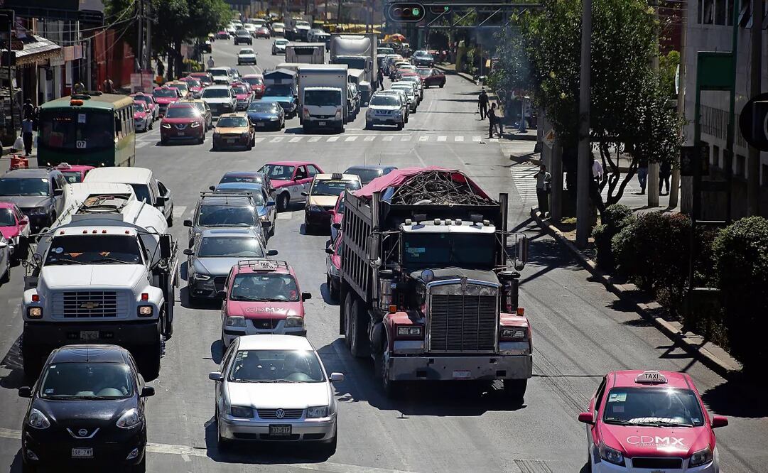 Los vehículos con engomado rosa no podrán circular en el Valle de México, el Valle de Toluca y Santiago Tianguistenco. Foto: ALEJANDRO ACOSTA