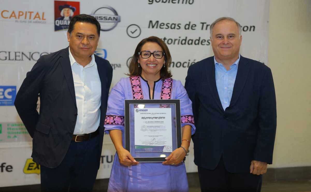 Empresarios entregaron un reconocimiento a Azucena Cisneros por su labor / Foto: Especial