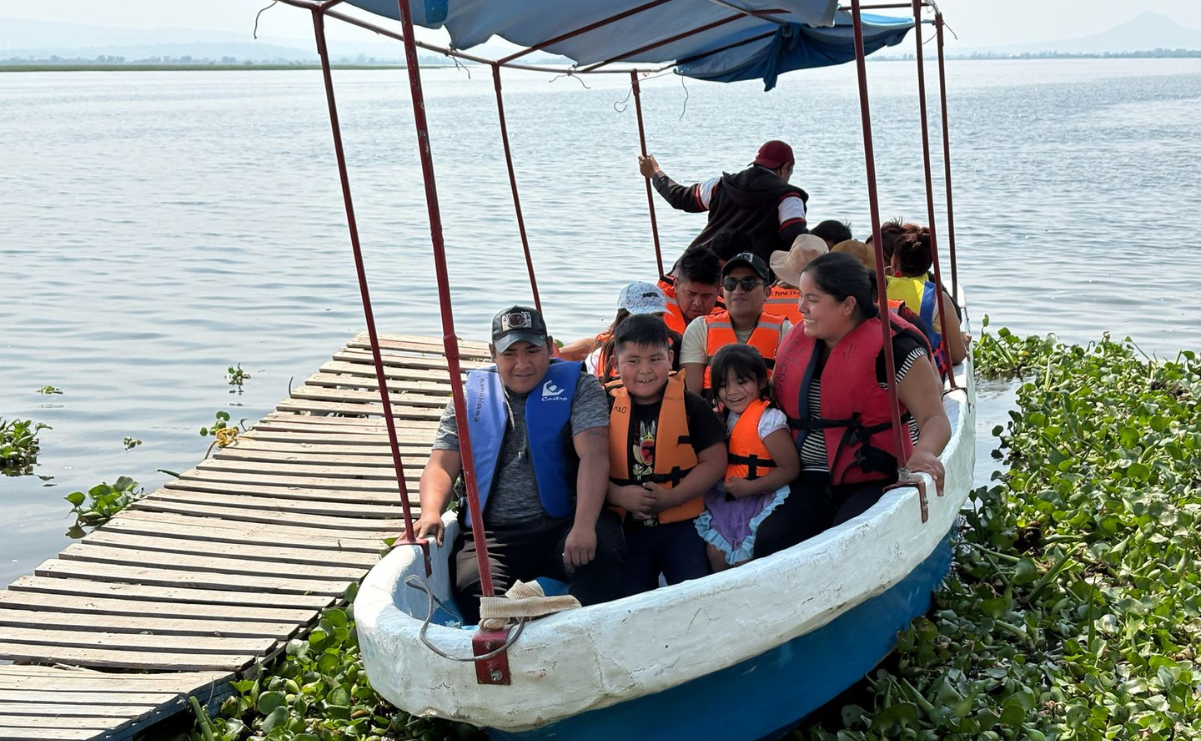 Un grupo familiar comparte un momento durante su visita a la Laguna de Zumpango en Sábado de Gloria. Foto: Arturo Contreras