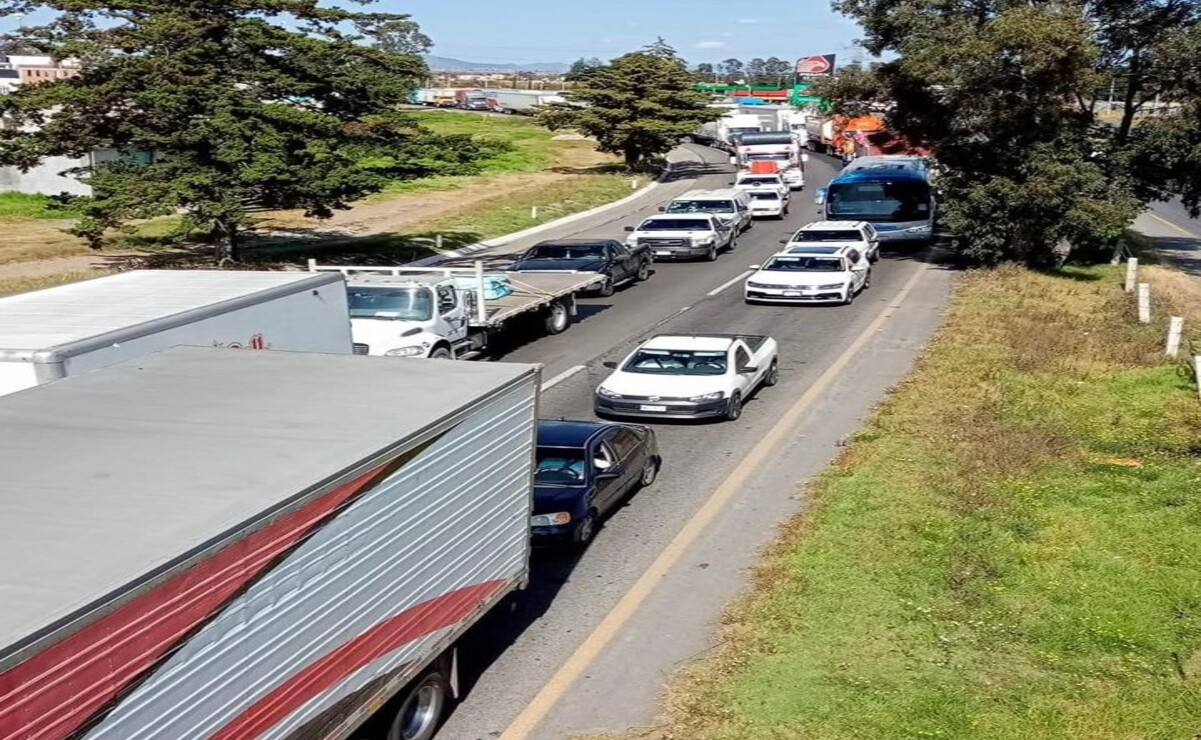 Siete horas de caos en la Atlacomulco-Toluca por volcadura de tractocamión