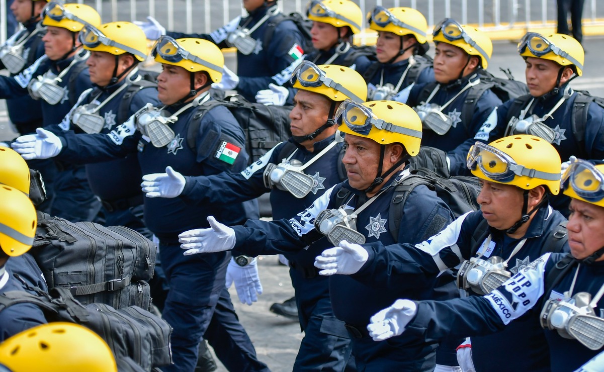 Uno a uno fueron pasando los contingentes de Policías, Servicios de Urgencias, SEDENA, Cruz Roja y llegó el de la Secretaría de Seguridad Estatal, durante el desfile cívico-militar. Fotos: Alejandro Vargas