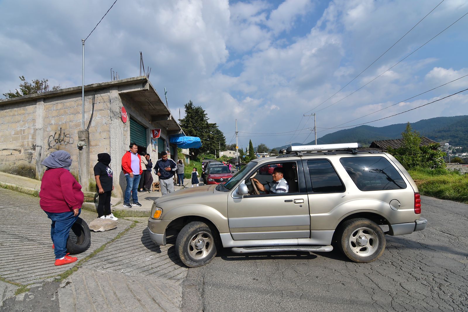 Automovilistas empezaron a reclamar para dejar el acceso libre. Foto: Macrina Vázquez