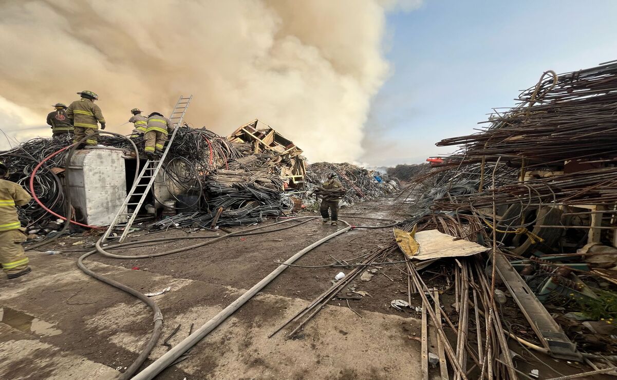 En la zona se encuentran elementos del Cuerpo de Bomberos de diferentes municipios del Edomex, así como personal de la Guardia Nacional, CAEM, PEMEX, ODAPAS y Protección Civil. Foto: Karen Aldama / El Universal Estado de México