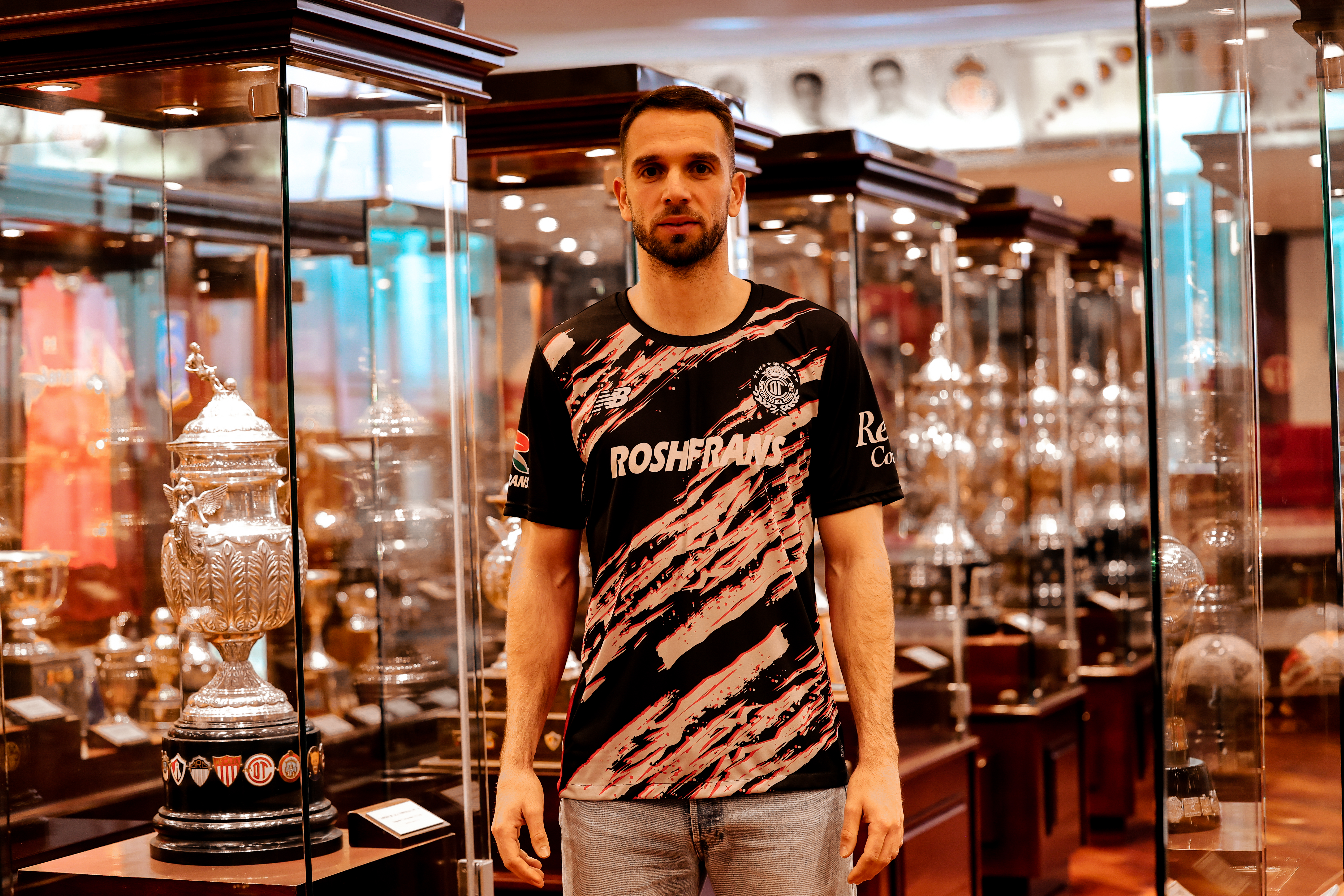 Pau López cuenta con una amplia experiencia en el fútbol europeo, habiendo jugado en clubes como el Espanyol, Tottenham Hotspur, Real Betis, Roma y Olympique de Marsella. Foto Especial