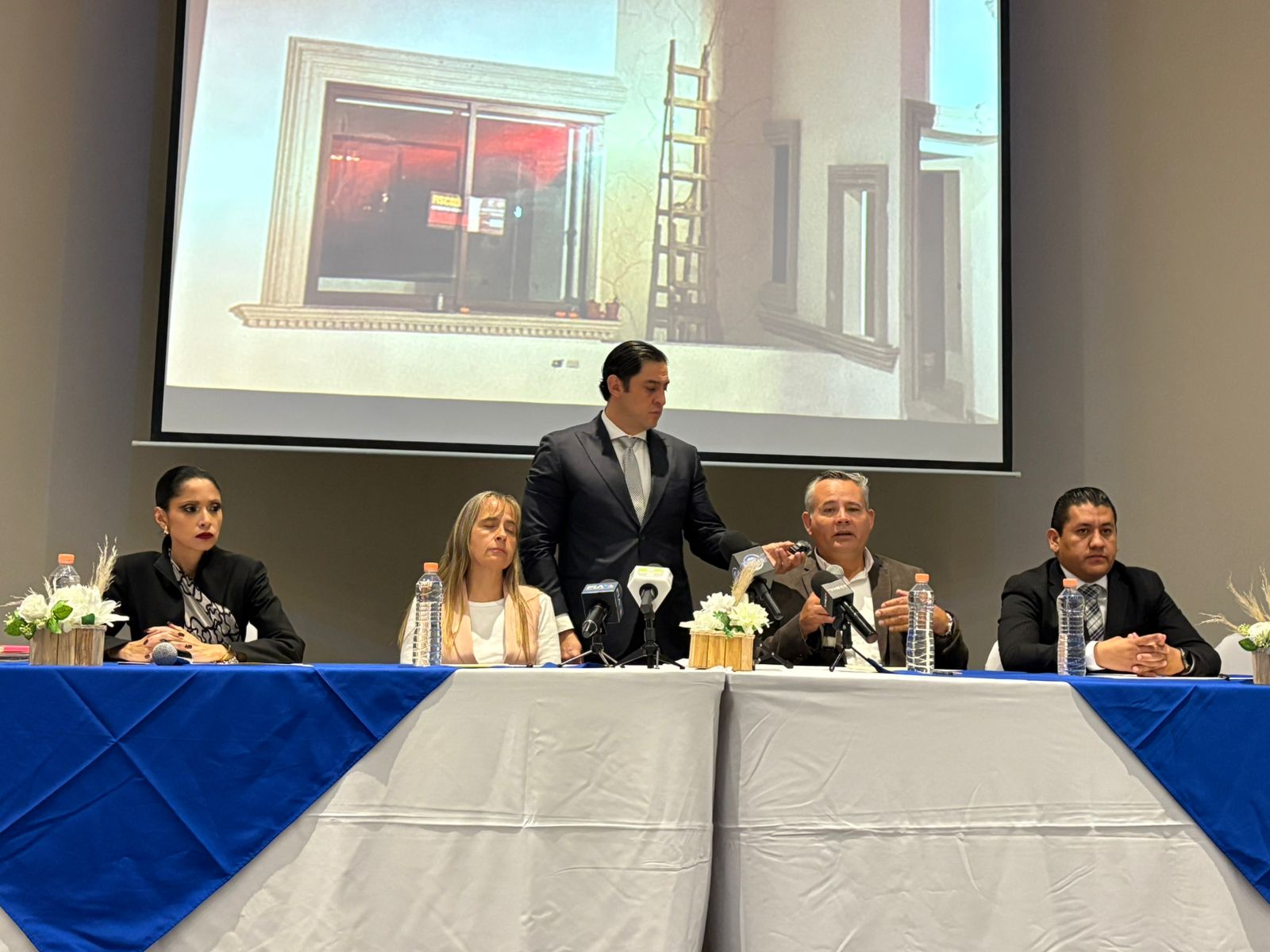 La pareja puntualizó que tienen todos los elementos para acreditar la compra del terreno y acusaron la posible colusión de un notario público de la Ciudad de México, en el delito de fraude y despojo del inmueble ubicado en el Condado de Sayavedra. Foto: Arturo Contreras/ El Universal