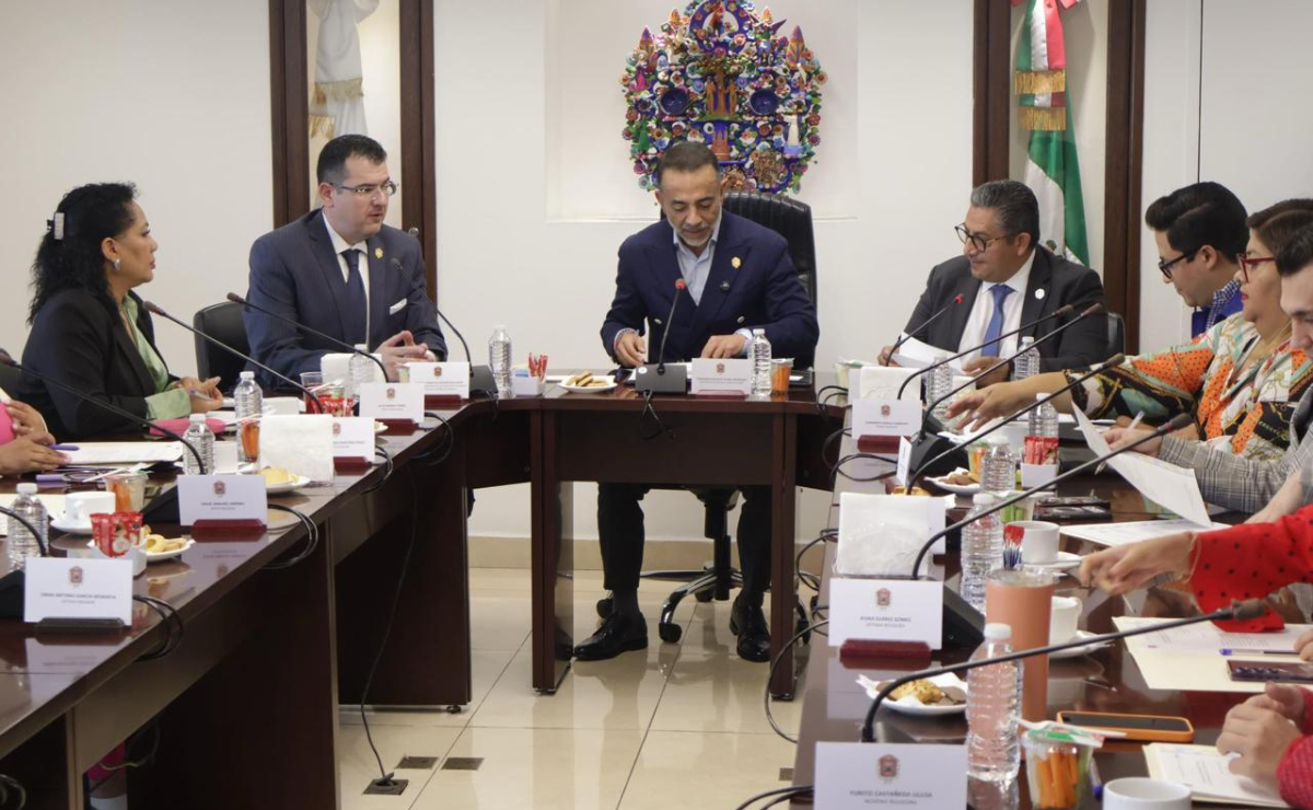 Vecinos de Metepec apoyaron a los bomberos durante el incendio, mientras la discusión sobre la falta de equipo adecuado sigue en curso Foto: Especial