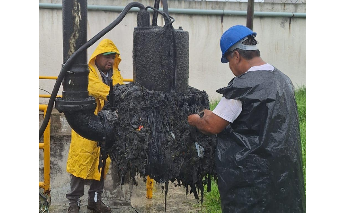 Equipo de Agua y Saneamiento de Toluca trabaja en el mantenimiento de los cárcamos, garantizando un drenaje eficiente para la ciudad. Foto: Especial