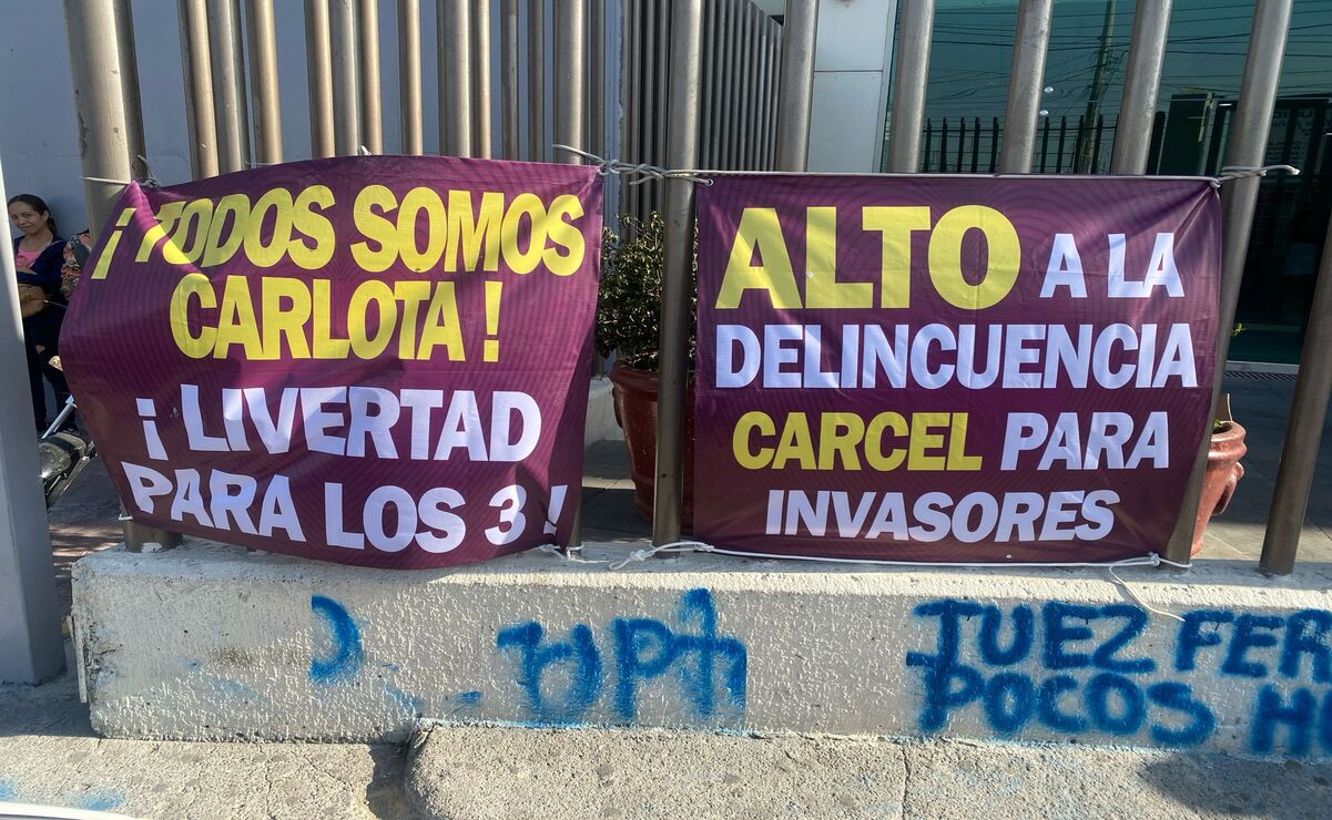Afuera de la audiencia se congregaron varias personas / Foto: Emilio Fernández
