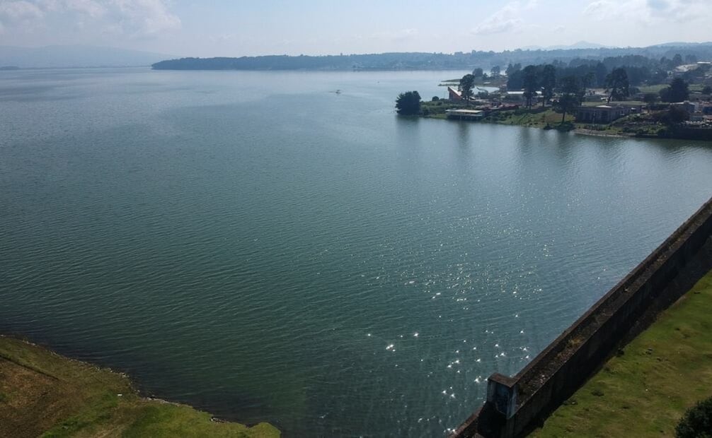 La presa de Villa Victoria ofrece diversas actividades para los visitantes. Foto. Alejandro Vargas. El Universal