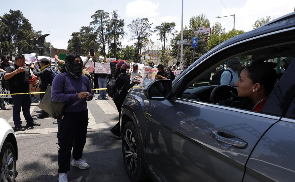 En la glorieta del Águila en Paseo Colón se registra un gran asentamiento vial debido al bloqueo de los estudiantes. Foto: Arturo Hernández / El Universal Estado de México