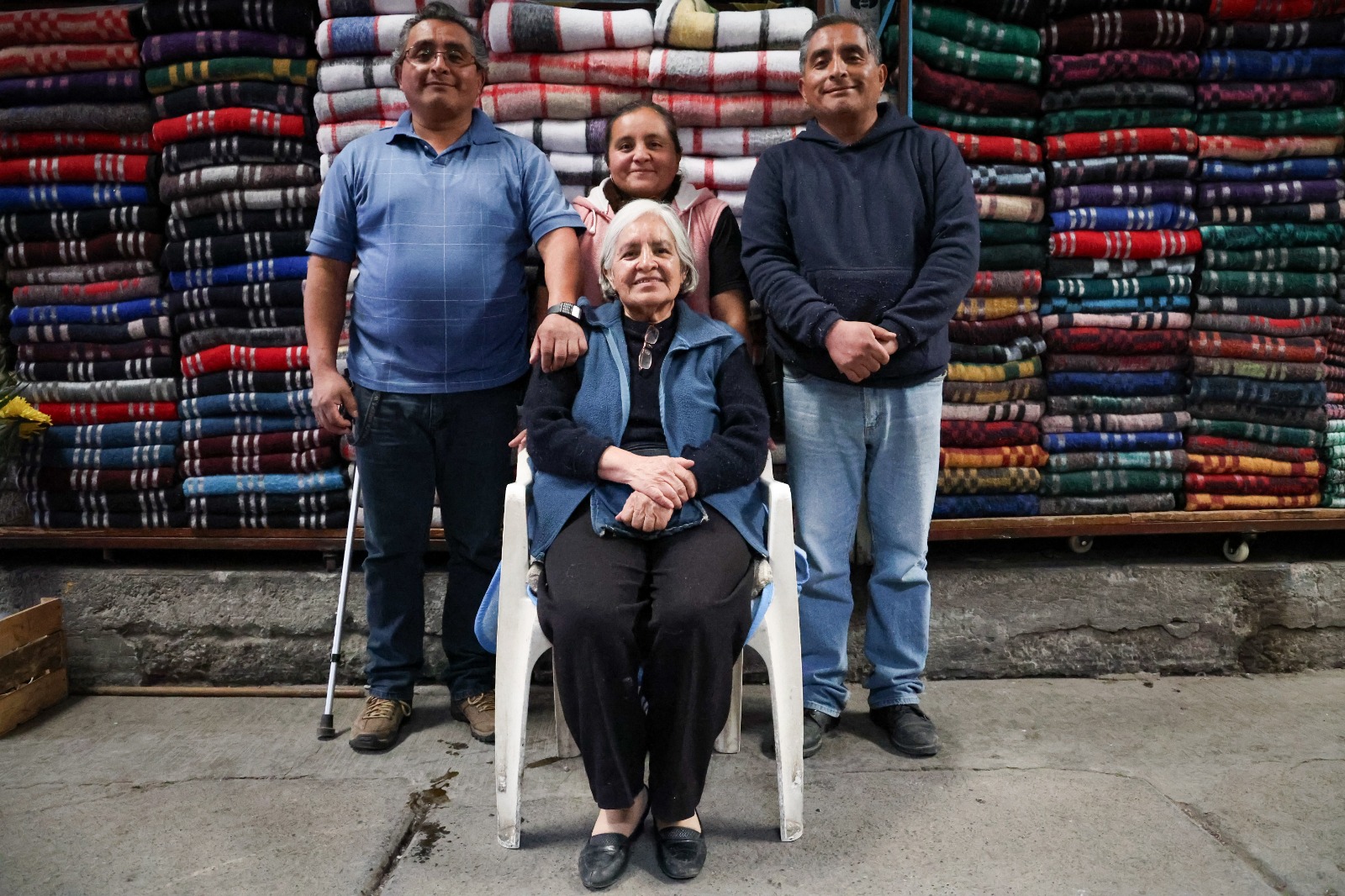 Algunas familias llevan varias generaciones dedicando a la venta y confección de prendas. Foto Luis Camacho