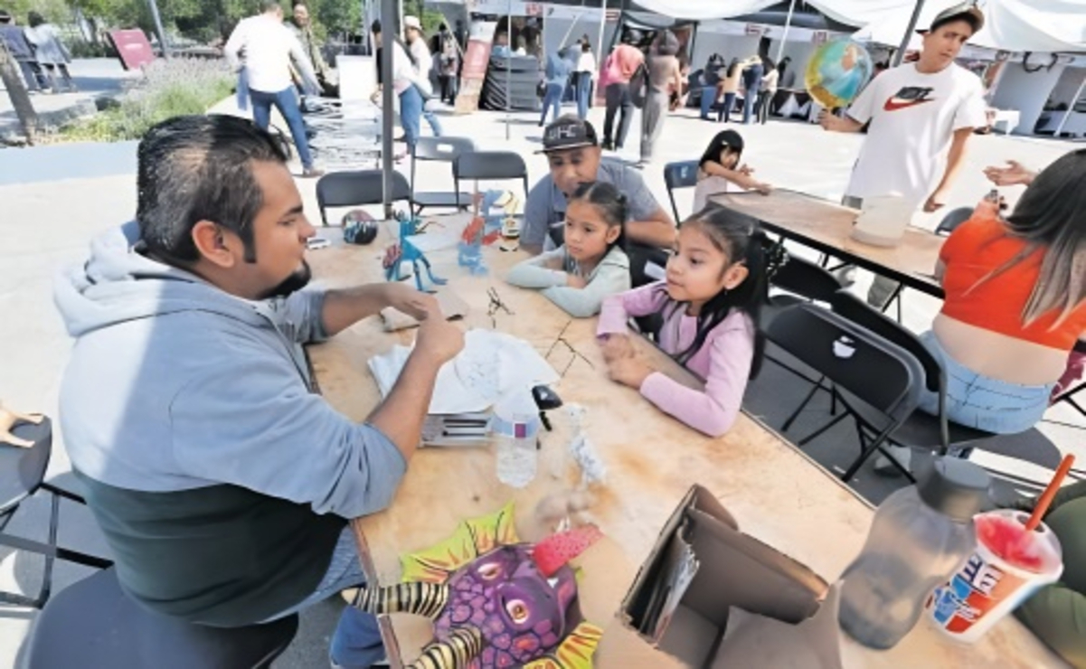 Con cartón reciclado, engrudo y alambre,  los asistentes pueden crear con sus propias manos figuras humanas, animales o alebrijes. Foto: Jorge Alvarado