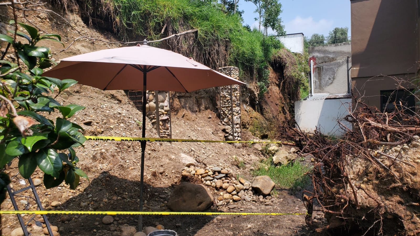 Elementos de Protección Civil municipal acudieron a revisar un deslave ocurrido tras las intensas lluvias foto: Especial