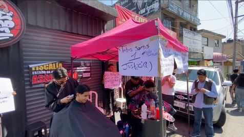 Barberos de Nicolás Romero luchan por su sustento ¡A trabajar en la calle!