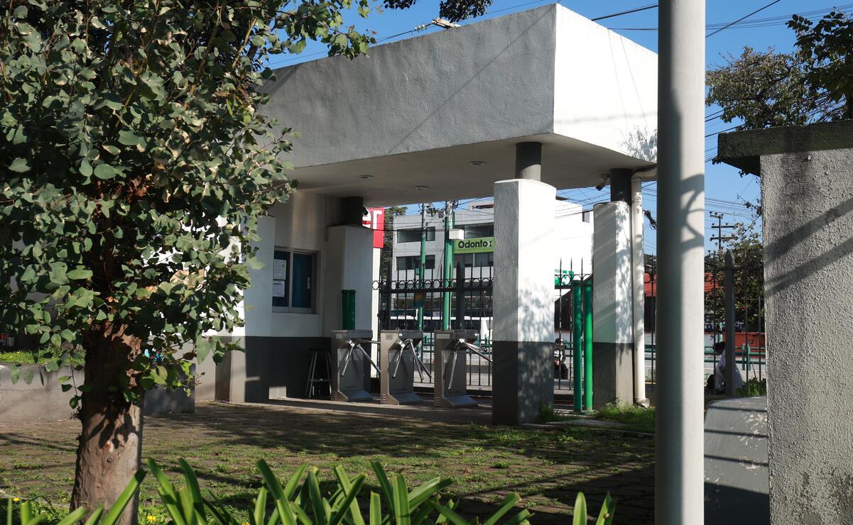 Únicamente permiten el paso a alumnos que van a presentar exámenes / Foto Alejandro Vargas