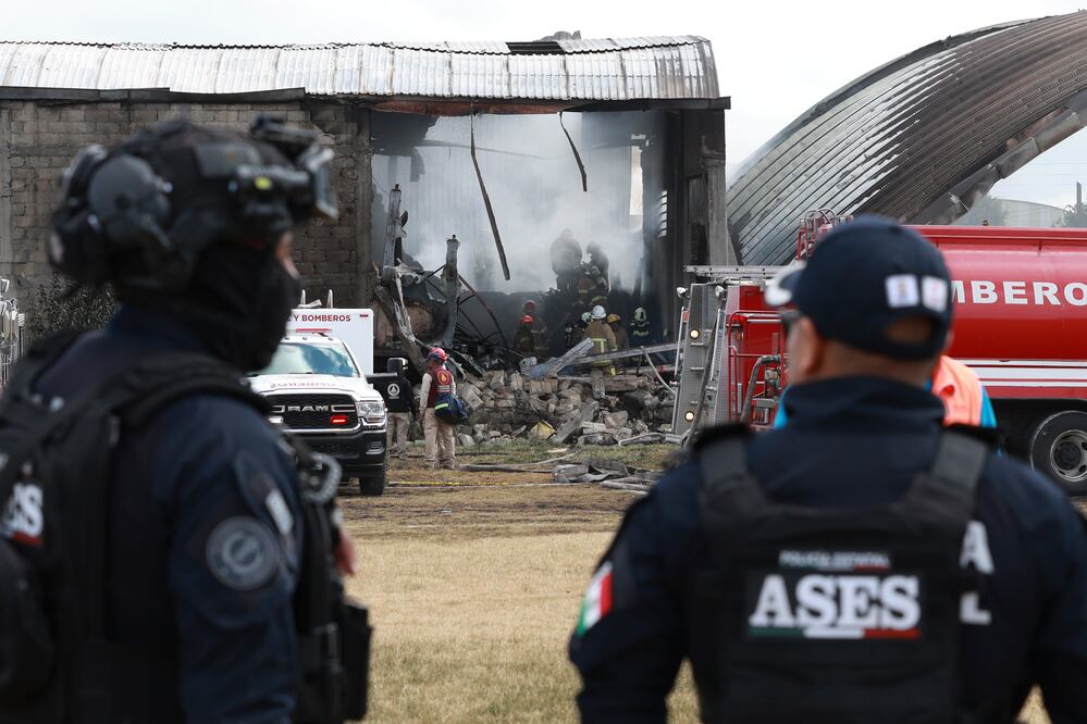 Bomberos y Protección Civil combaten las intensas llamas tras el desplome de una avioneta cerca del Aeropuerto Internacional de Toluca. El fuego se extendió a una zona de bodegas en San Pedro Totoltepec. Foto Alejandro Vargas / El Universal