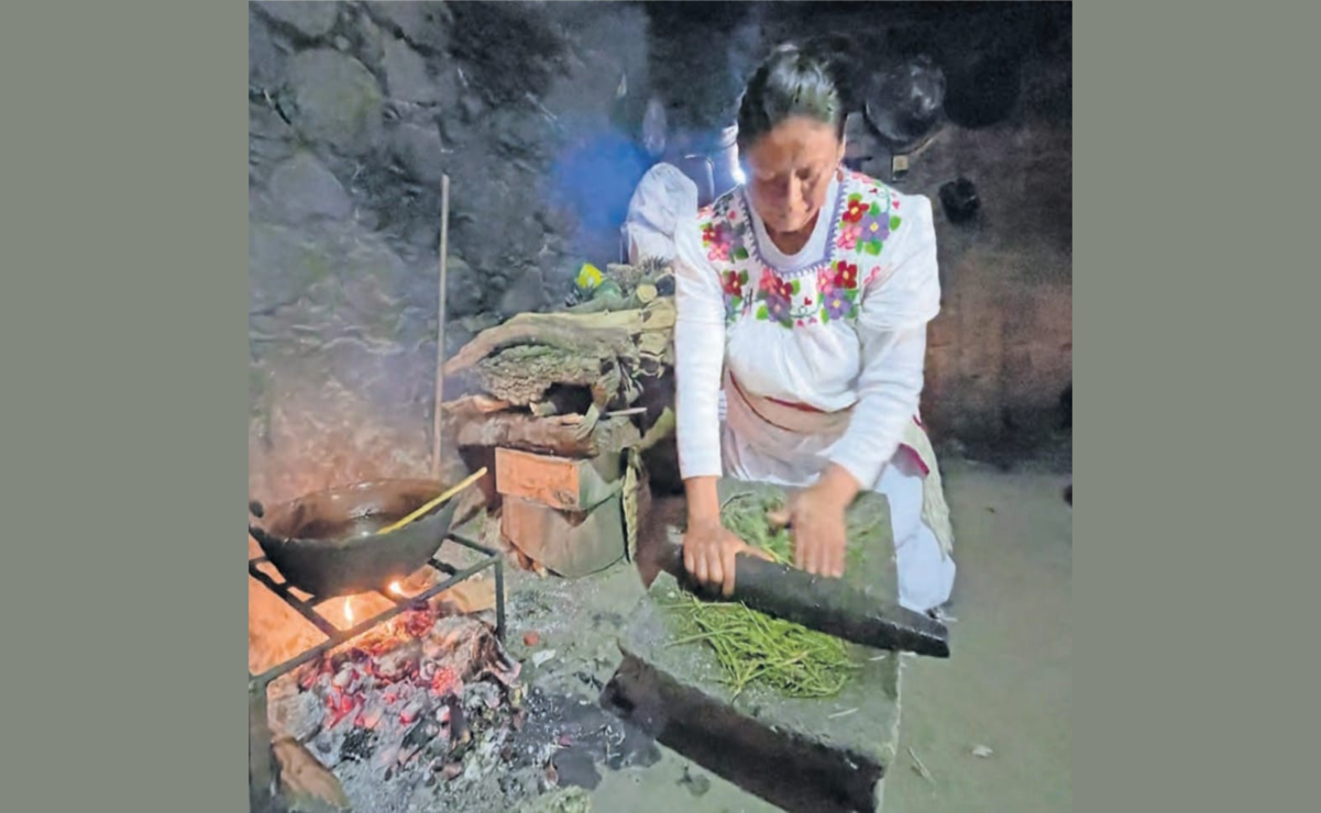 Cada ingrediente es molido a mano en metate, mezclado con precisión y cocido lentamente en ollas de barro. Foto: Michelle Sánchez