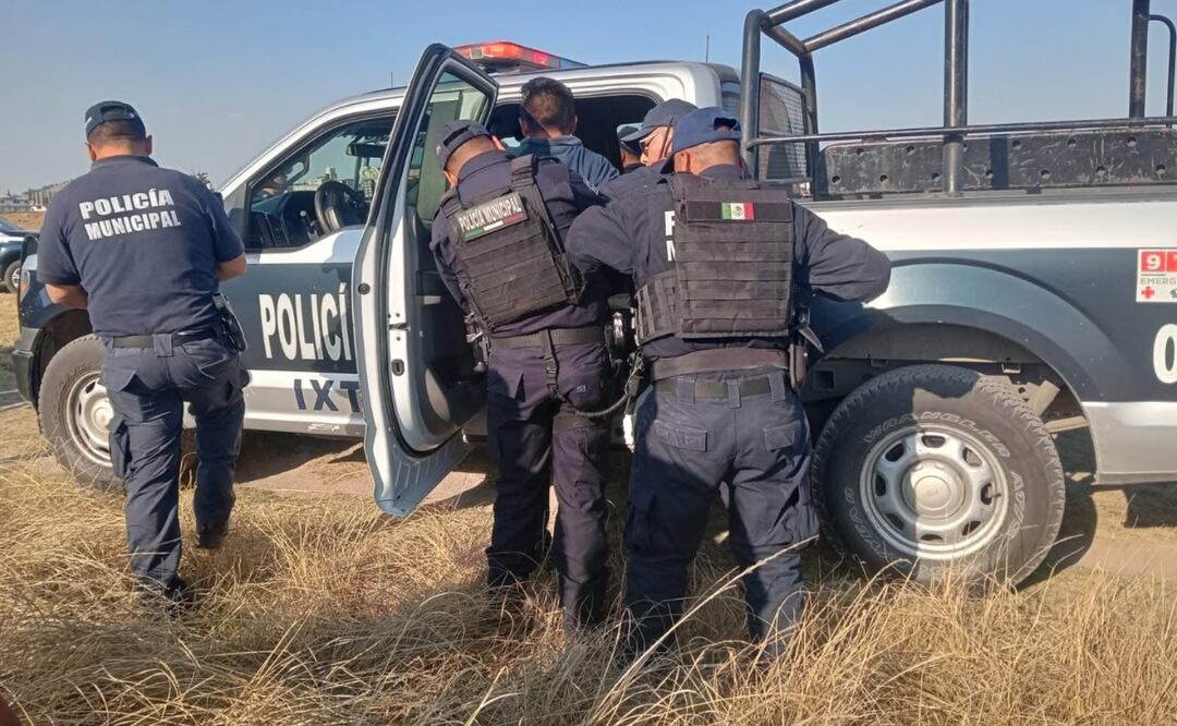 Elementos de la Policía Municipal de Ixtlahuaca, en coordinación con la Estatal, detienen a presunto delincuente tras persecución. Foto: Especial