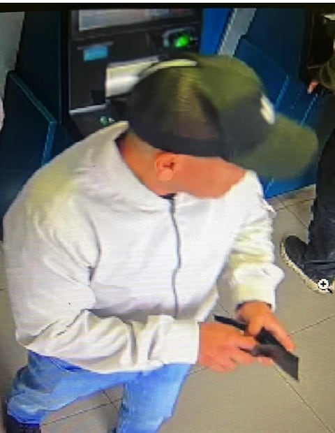 Elementos de seguridad detuvieron a tres personas señaladas como probables responsables de un delito en una sucursal bancaria. Foto especial