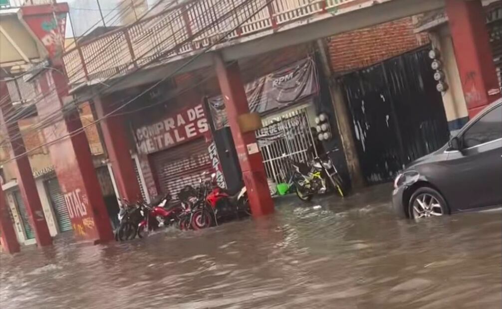 El nivel del agua pluvial superó la banqueta, dificultando el paso de los transeúntes en Villas de San José. Foto Especial