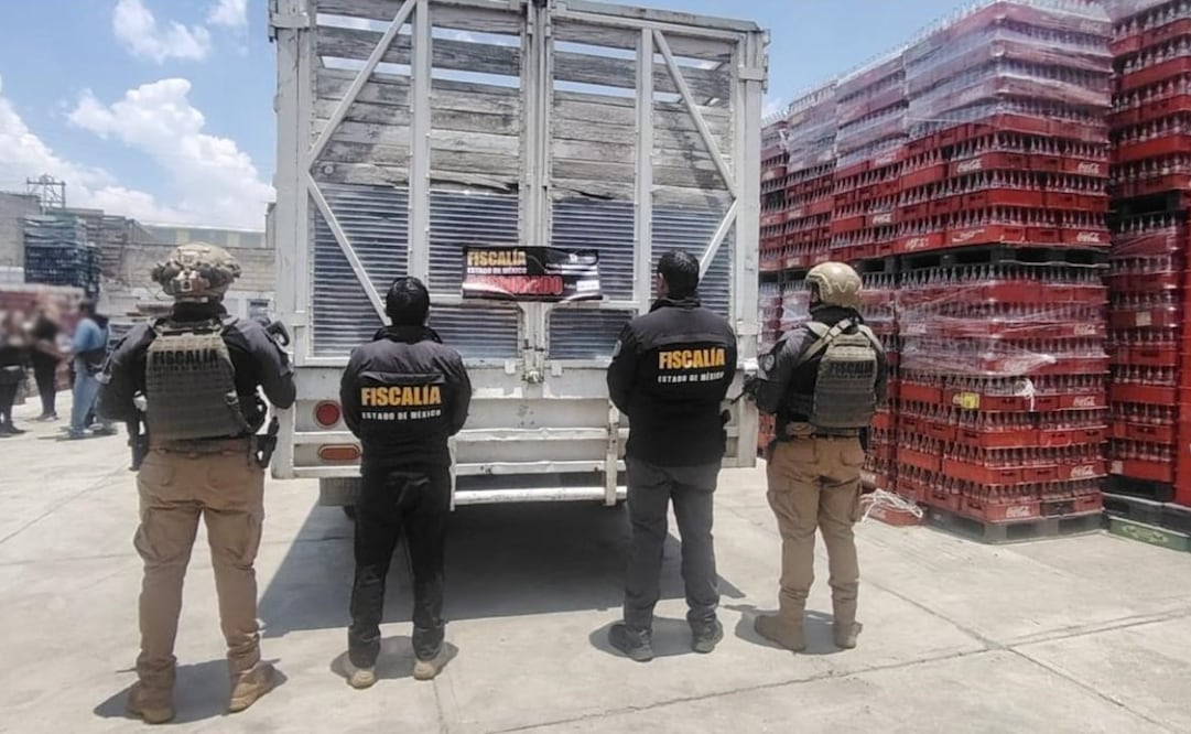 Elementos de la FGJEM y Guardia Nacional resguardan uno de los inmuebles cateados en el municipio de Tultitlán. Foto Especial