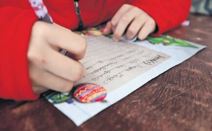 Mantienen infantes viva la tradición de escribir cartas a los Reyes Magos en Toluca