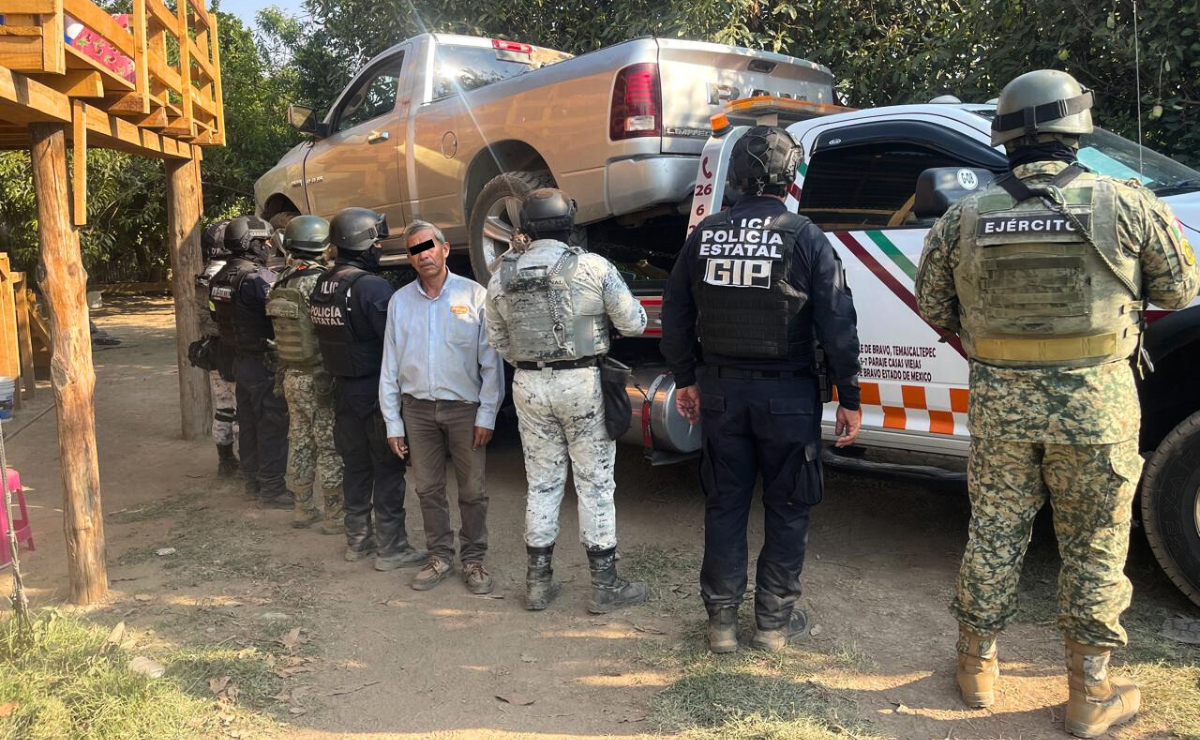 Elementos de seguridad resguardan una propiedad presuntamente utilizada por un grupo criminal, donde se detuvo a un sujeto y se incautaron vehículos y equipo táctico. Foto: Especial