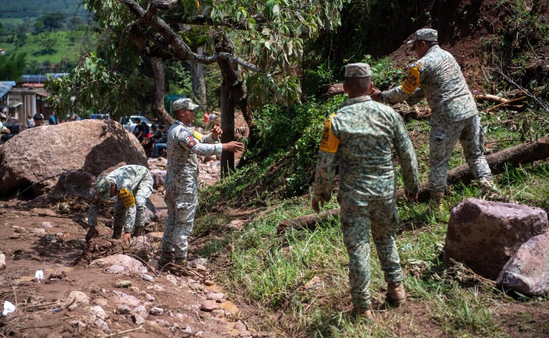 El Ejército Mexicano activó el Plan DN-III-E en la comunidad de San Pedro Tenayac para coordinar las labores de rescate y auxilio a la población. Foto Especial