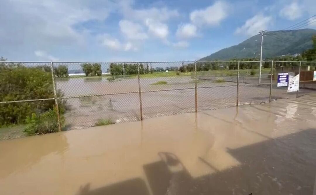 Se registran inundaciones en el complejo habitacional Casas Geo. Foto: Especial.