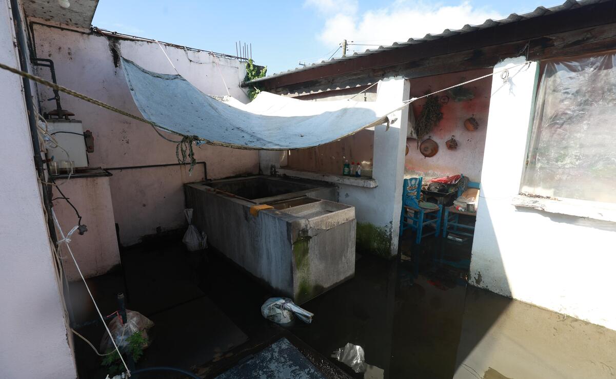 El drenaje que cruza por la calle 5 de Mayo ha colapsado / Foto Alejandro Vargas