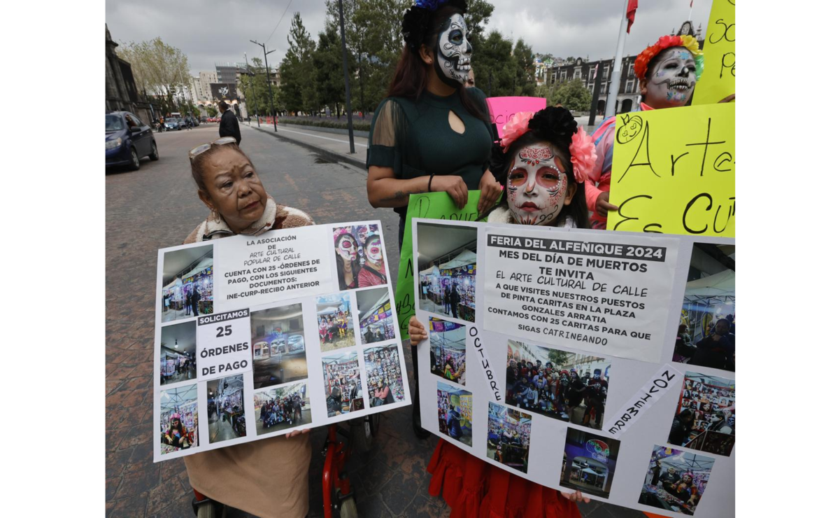 Pintacaritas se manifiestan a las afueras del Palacio Municipal de Toluca para exigir se les permita trabajar. Fotos: Jorge Alvarado