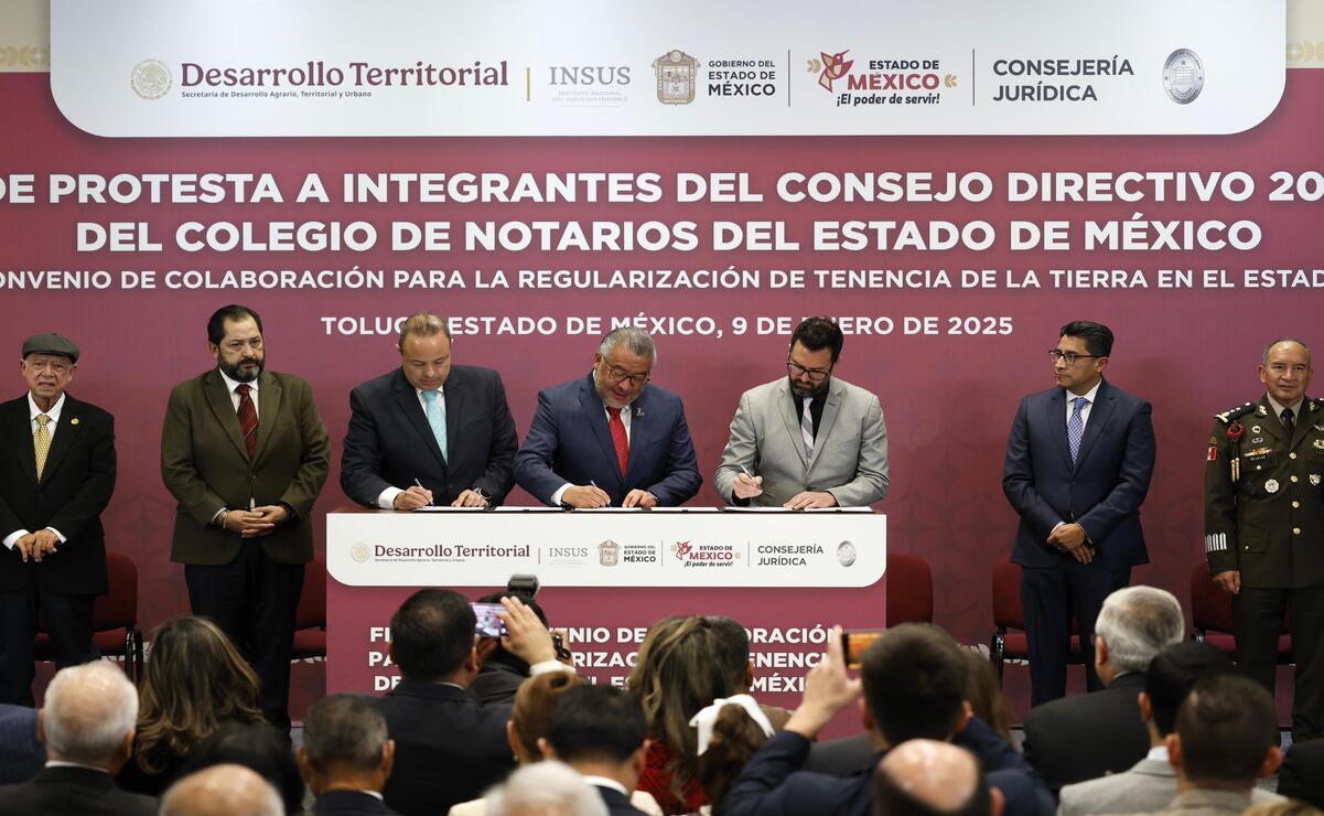 La firma del convenio de colaboración se realizó entre el Colegio de Notarios del Estado de México y el Instituto Nacional del Suelo Sustentable. Foto: Arturo Hernández / El Universal Edomex